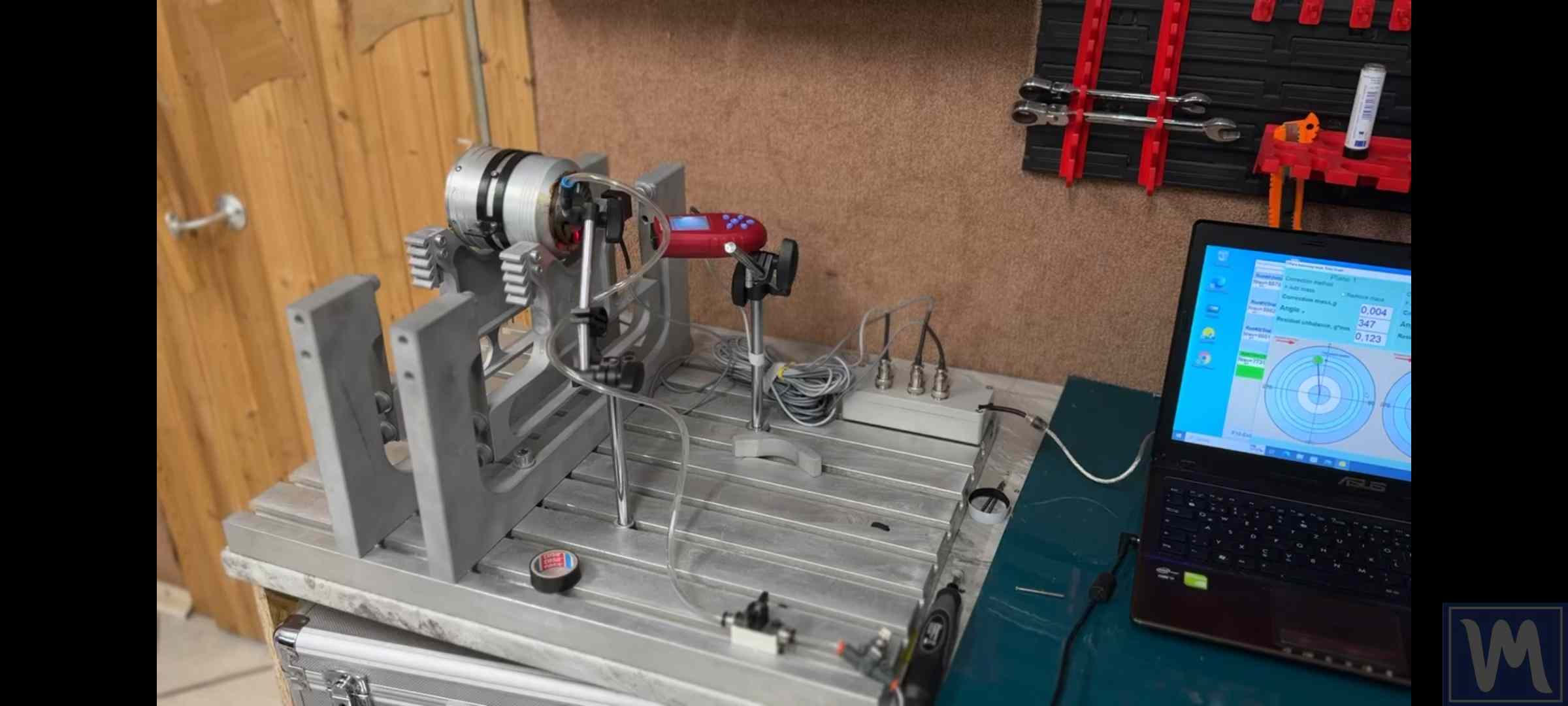 Rotor de turbina a vapor numa máquina de equilibragem numa oficina
