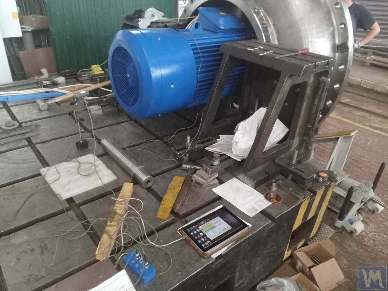 Equilibragem de ventilador industrial: sensores de vibração instalados, tacómetro laser, tablet com software de diagnóstico