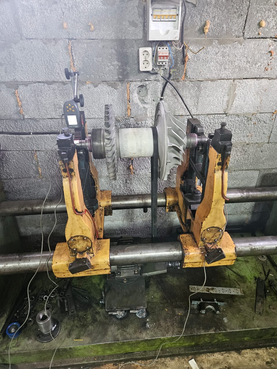 Bancada de equilíbrio modernizada com Balanset-1A OEM a trabalhar num rotor.