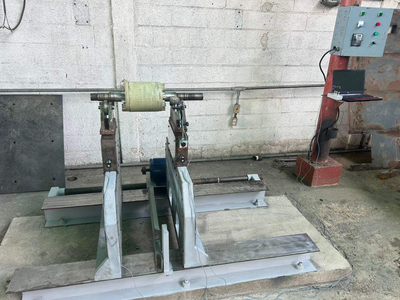 Outra vista de uma bancada modernizada a equilibrar uma turbina a gás.