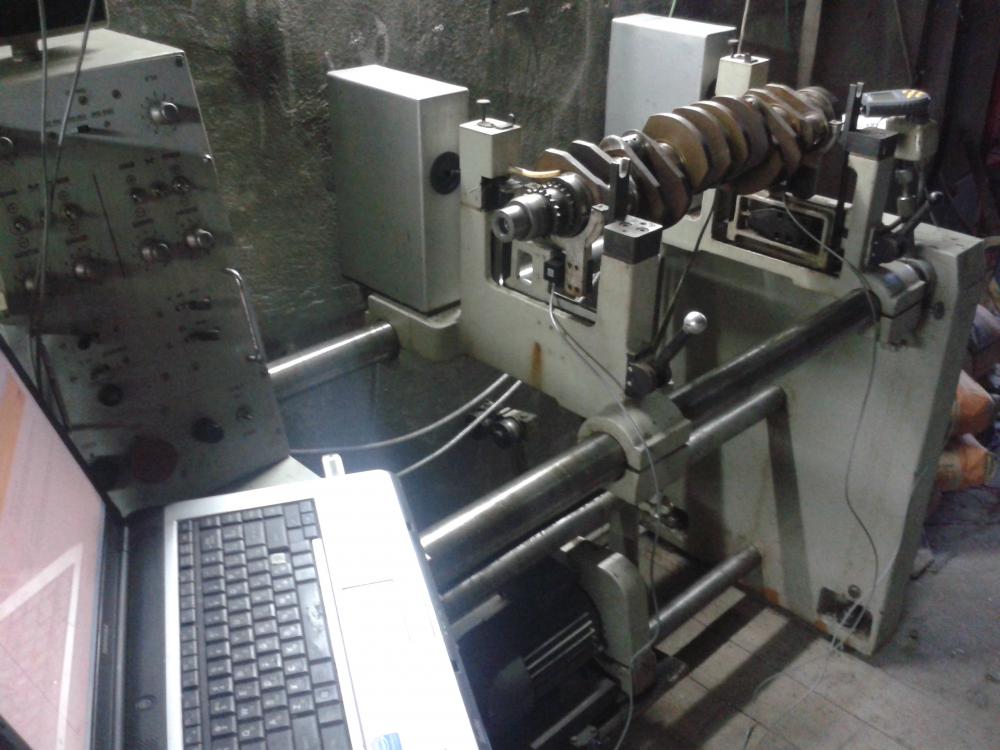 Modernização de uma bancada Schenck mais antiga com Balanset-1A OEM para equilibrar uma cambota.