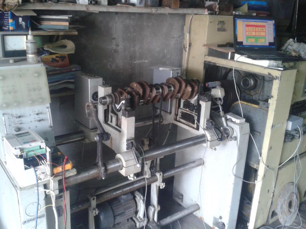 Grande plano da integração do Balanset-1A OEM no controlo de uma antiga bancada de equilíbrio.